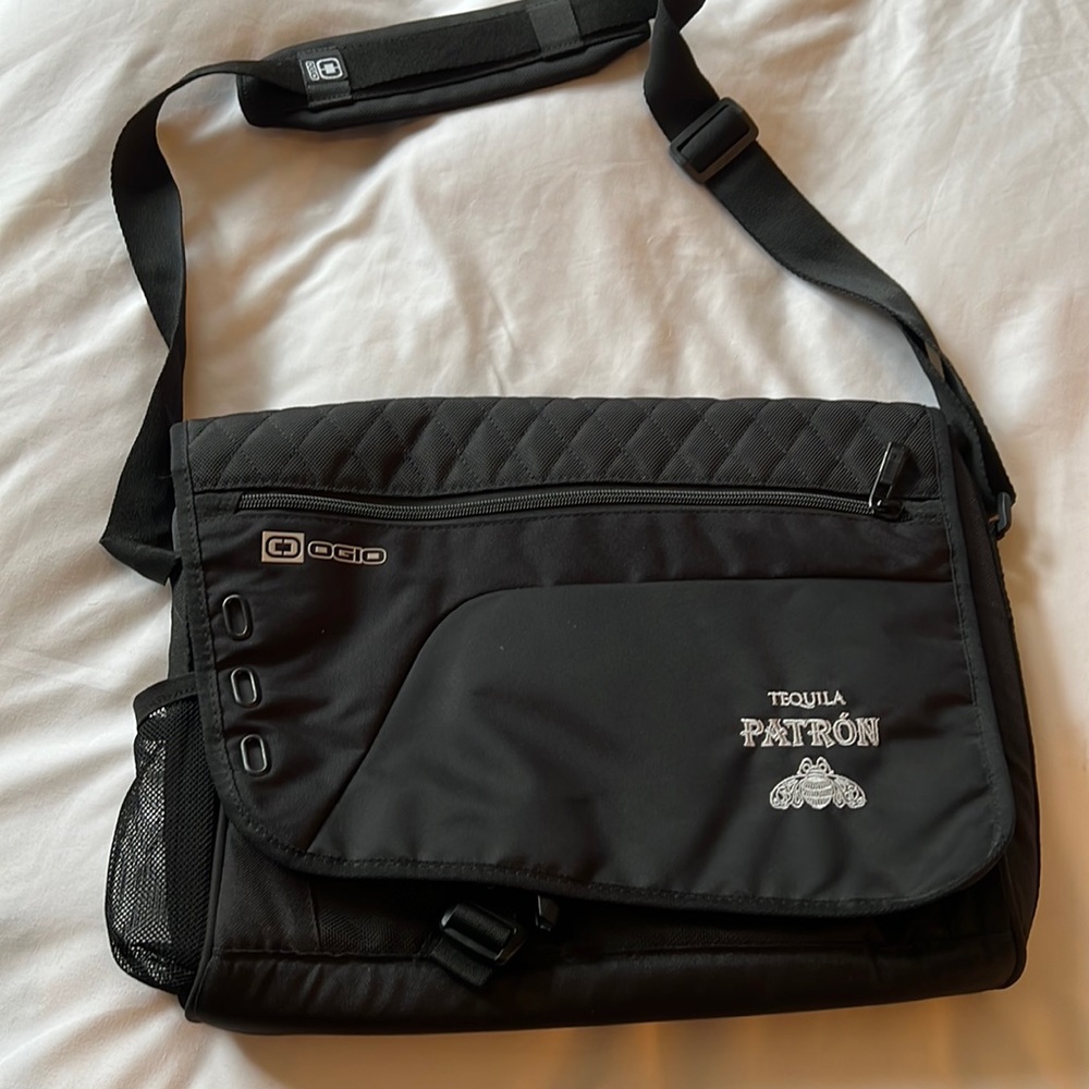 Ogio messenger bag, black